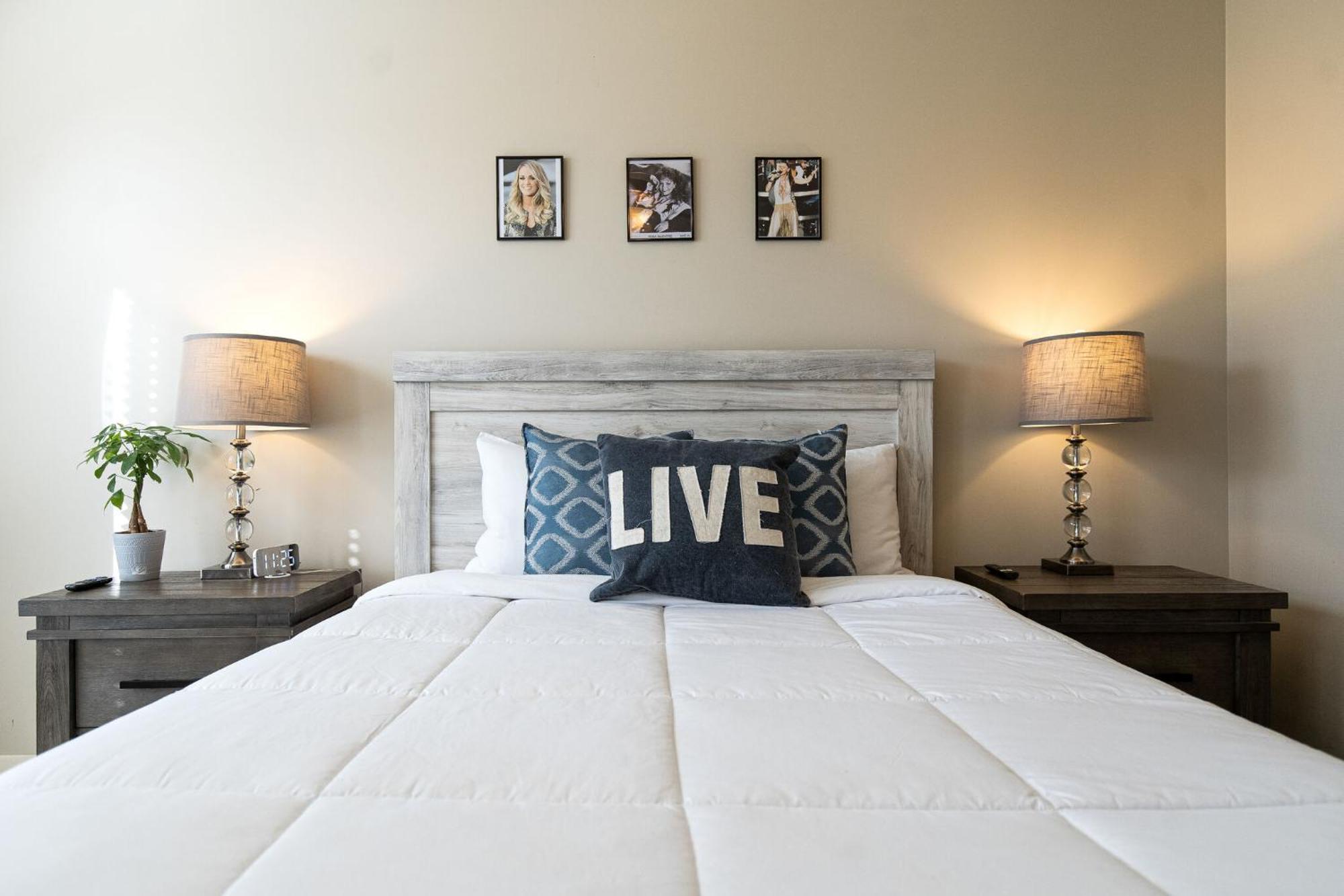 Appartamento The Celebrity - Minutes To Broadway With A Balcony Nashville Esterno foto