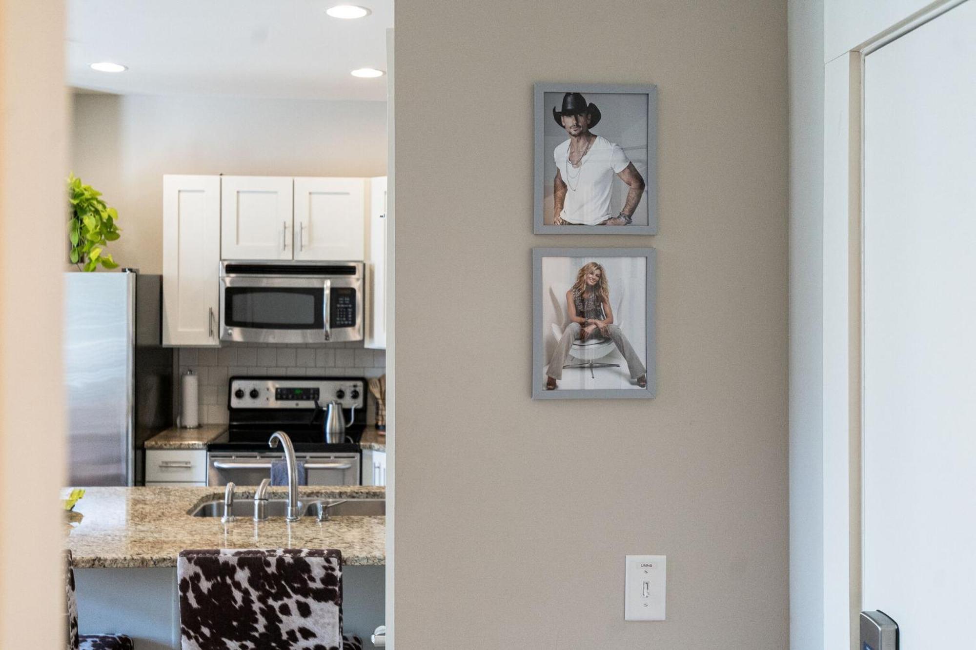 Appartamento The Celebrity - Minutes To Broadway With A Balcony Nashville Esterno foto