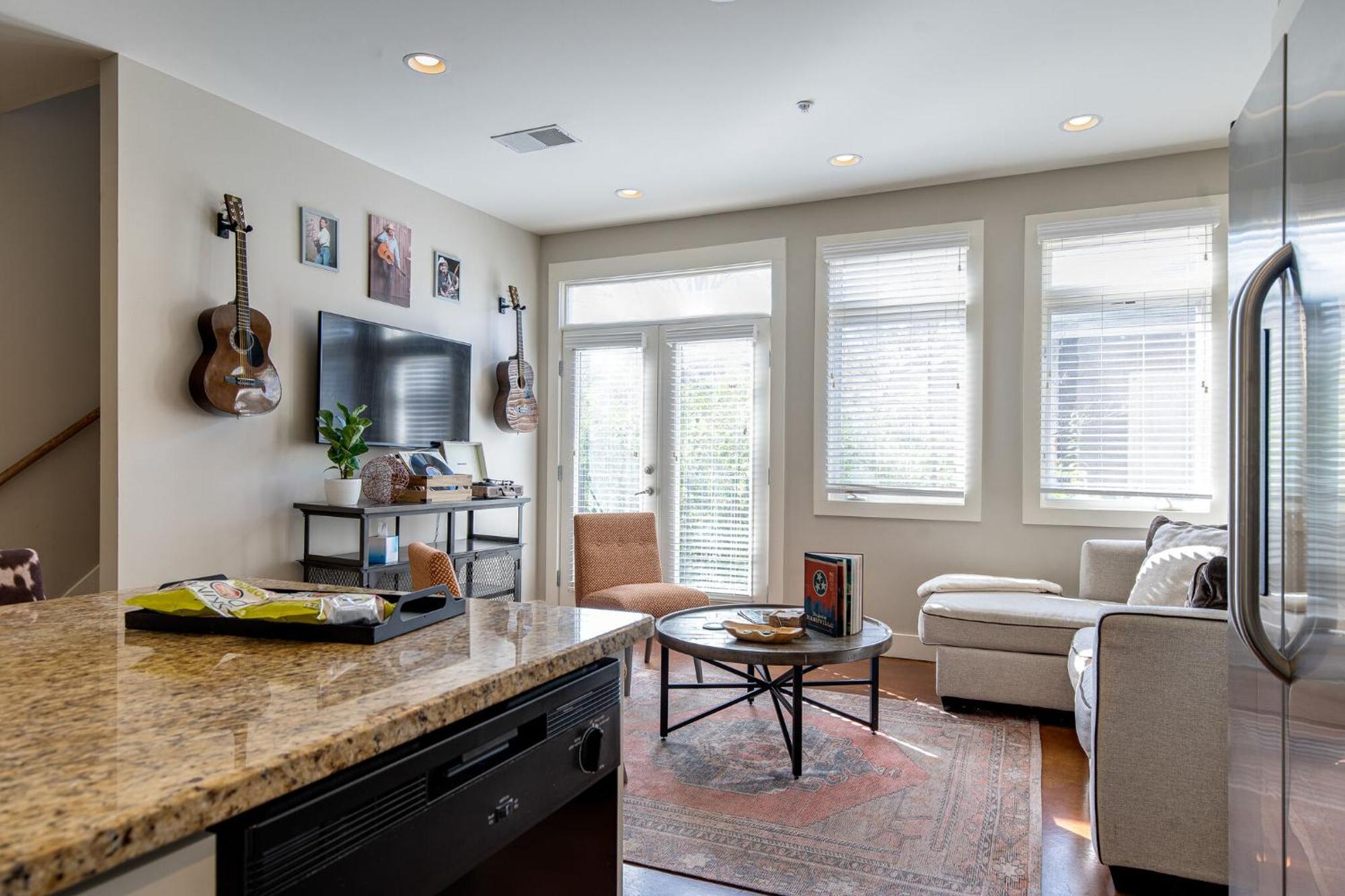 Appartamento The Celebrity - Minutes To Broadway With A Balcony Nashville Esterno foto